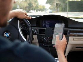 Автомобильный держатель uBear Go-Power с БЗУ MagSafe черный