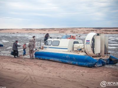 Трансфер пассажиров поезда через реку Лену выполняется судами на воздушной подушке