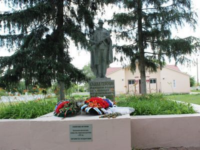 Братская могила советских воинов, погибших в боях с фашистскими захватчиками в 1943 году. Захоронено 10 человек, имена установлены  2 человек. Скульптура советского воина