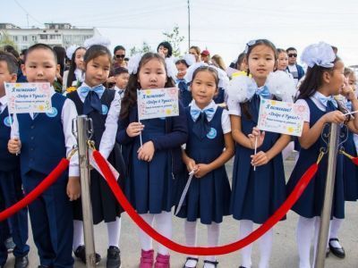 Лучше, чем цветы. Школьники сэкономили на букетах и собрали средства для детей с инвалидностью