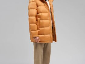 Пуховое пальто с капюшоном