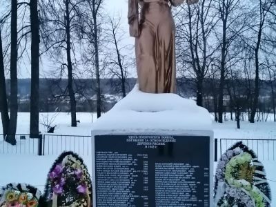 Братская могила  воинов Советской Армии, погибших в феврале 1943 г. Захоронено 94 человека, установлено фамилий на 4 человека. Скульптура установлена в 1952 году