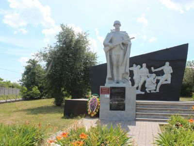 Братская могила  советских воинов, погибших в боях с фашистскими захватчиками в 1943 году. Захоронено 14 человек, имена установлены. Скульптура советского воина