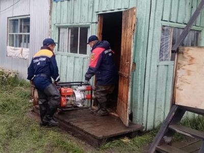 В освободившемся от воды якутском селе Суордах идет просушка домов