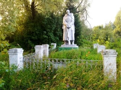 Братская могила советских воинов, погибших в боях с фашистами