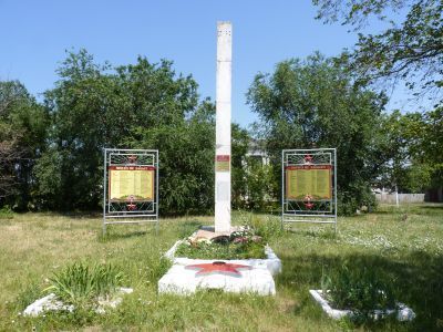 Братская могила советских воинов, погибших в период Сталинградской битвы