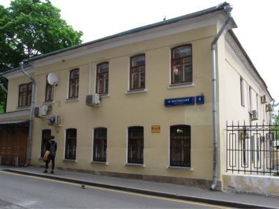 Городская усадьба, XVIII-XIX в. Здесь в 1902-1918 гг. располагалось музыкально-драматическое училище Московского Филармонического Общества (с 1922 г. - ГИТИС). В училище преподавали В.И.Немирович-Данченко, В.Э.Мейерхольд, его окончили И.М.Москвин, Е.Н.Гог