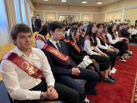 В Якутске начались последние звонки для выпускников