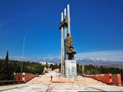 Памятник В.И.Ленину (скульпторы Н.А.Щербаков, А.Т.Полянский, архитектор М.Ф.Синев)