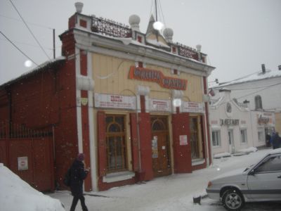 Двухэтажное каменное здание конца XIX века, бывший магазин купца Полудинцева, ныне универмаг