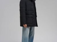 Утепленное полупальто с накладными карманами и капюшоном