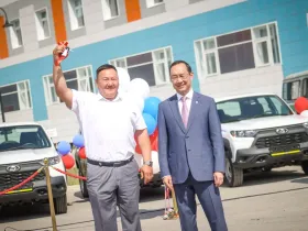 17 новых автомобилей передали районным больницам Якутии