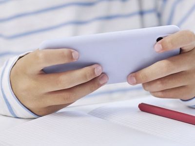 Школьникам законодательно запрещают сотовые телефоны