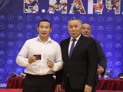 Одиннадцати мас-рестлерам Якутии вручили удостоверения и знаки мастеров спорта России