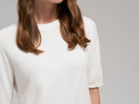 Легкий джемпер полуприлегающего кроя с коротким рукавом