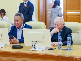 В Якутске с 75-летием поздравили заслуженного экономиста России Владимира Птицына