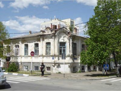 Усадьба купцов М.П. и С.П. Меснянкиных: дом жилой кирпичный полутораэтажный, хозяйственная постройка кирпичная, фрагмент ограждения с воротами и калиткой