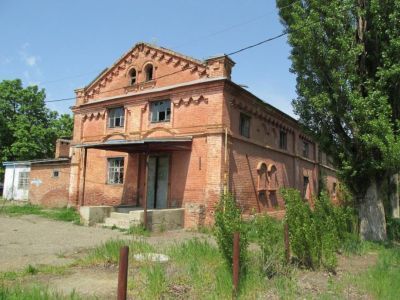 Усадьба помещика Щербака З.Ф.: конюшни; дом экономки; дом для прислуги; Дом помещика З.Ф. Щербака. Здесь размещалась опытная станция совхоза «Хуторок» и впоследствии Институт сои и клещевины. В 1920 г. в Кубанском научно–исследовательском институте по исп