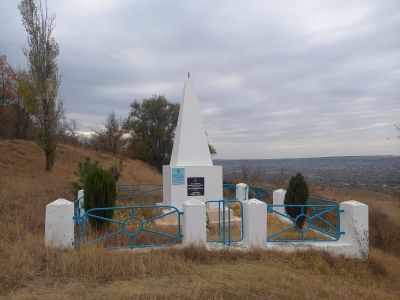 Братская могила мирных советских жителей, расстрелянных немецко-фашистскими оккупантами в 1942 г.