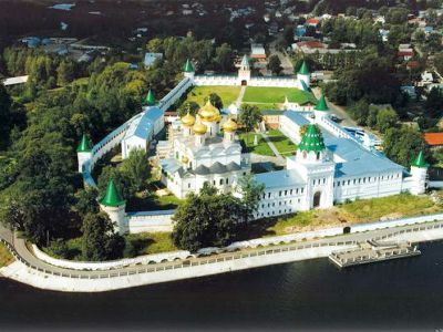 Стены и башни монастыря