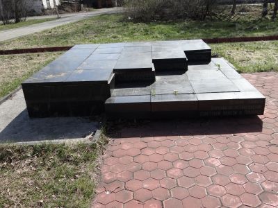 Братская могила борцов за установление Советской власти в Карельском Поморье: Алексея Даниловича Акинфеева (погиб в 1922 г.), Артура Даниловича Грассиса (1884-1957 гг.), Акима Харитоновича Козьякова