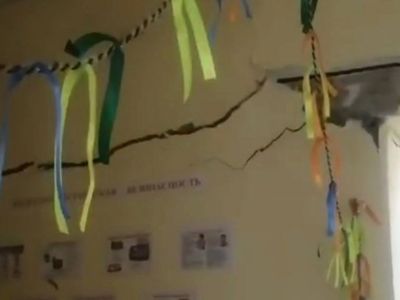 Видео: в Якутии на глазах у охранника треснула стена детского сада