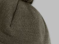 Вязаная шапка с помпоном