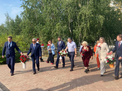 День города и алмазодобывающей промышленности: у памятников звучали бардовские песни