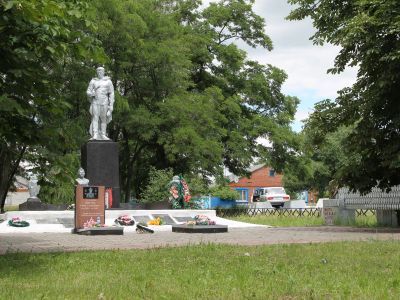 Братская могила советских воинов, погибших в боях с фашистскими захватчиками в 1943 году. Захоронено 11 человек, в том числе Безносков Иван Захарович. Имена установлены. Скульптура советского воина с автоматом