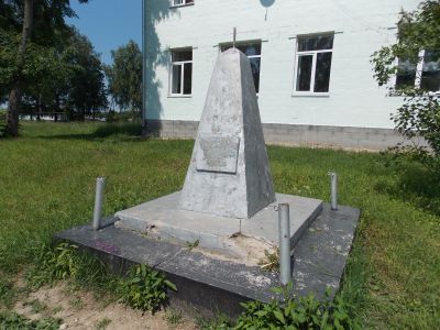 Памятное место, где в 1930 г. был убит кулаками организатор колхоза, первый председатель местного Совета В.И.Штыков. На его могиле установлен обелиск