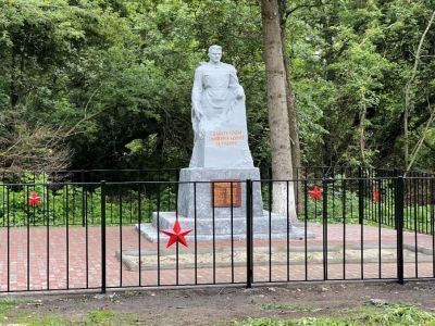 Братская могила воинов Советской Армии, погибших в период Великой Отечественной войны. Захоронено 82 человека, установлено фамилий на 15 человек. Скульптура установлена в 1963 году