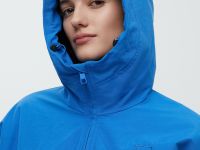 Ветровка с капюшоном и регулируемым поясом