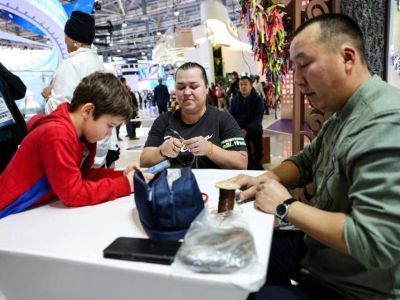 Секреты плетения из конского волоса якутской лошади узнали гости выставки «Россия»