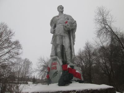 Братская могила 582 советских воинов и партизан, погибших в 1941 - 1943 гг. в борьбе с немецко-фашистскими захватчиками. Установлена скульптура