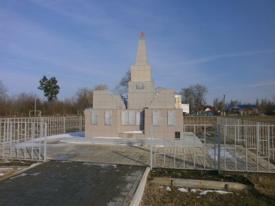 Братская могила 19 красноармейцев, погибших за власть Советов в годы гражданской войны, и партизана А.Н. Филиппова, погибшего в бою с фашистскими захватчиками