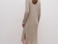 Вязаное платье с длинным рукавом
