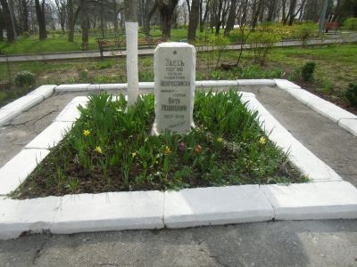 Место гибели в 1942 г. юного защитника города В. Новицкого. Установлен обелиск