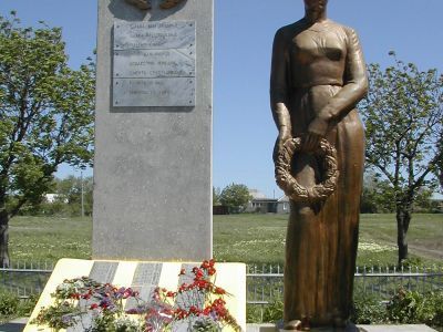 Братская могила 6 воинов Советской Армии, погибших в 1942 - 1943 гг.