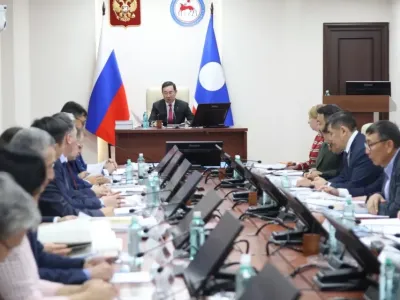 Айсен Николаев провел заседание попечительского совета отделения РГО в республике