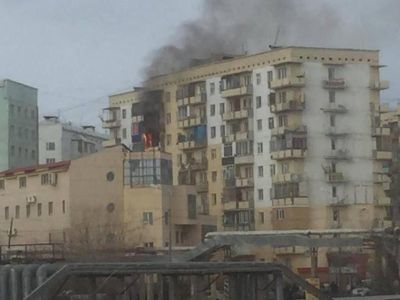 Из-за брошенного окурка выгорело три балкона в девятиэтажке на ул.Горького в Якутске (ВИДЕО)