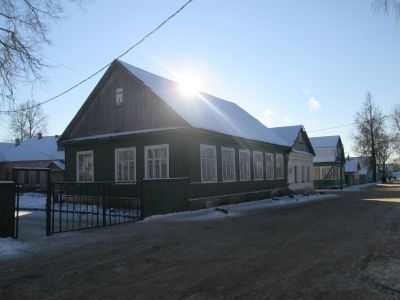 Вторая средняя школа, в которой в 1940-1941 гг. учился Герой Советского Союза Владимир Куриленко. На здании установлена мемориальная доска