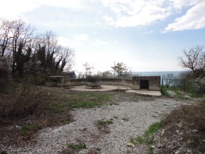 Оборонительные рвы и фундаменты для орудий батареи береговой обороны