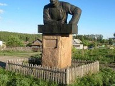 Памятник первому председателю сельского Совета Ларину С.Т.