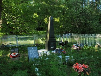 Братское захоронение советских воинов, погибших в 1939-1940 и в 1941-1944 гг.