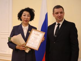 В Якутске наградили лучших сотрудников ЗАГС по итогам 2025 года