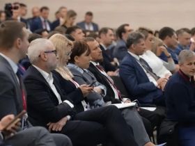Айсен Николаев провел заседание комиссии Госсовета по энергетике на ВЭФ