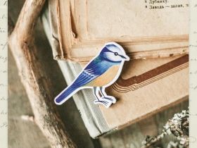 Деревянная брошка Дворникова А. "Синичка"