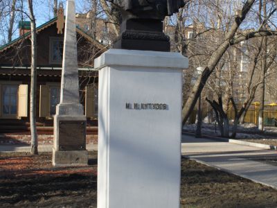 Памятник М.И.Кутузову (бюст), 1959 г., скульптор Н.В.Томский