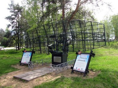 Памятное место, где в 1939-1945 гг. находилась первая отечественная радио-импульсная локаторная станция, сыгравшая важную роль в противовоздушной обороне Ленинграда. Сохранился фундамент приемно-передающих устройств