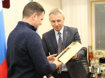 Бойцам вручили якутские ножи